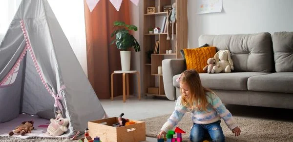 Un tipi et une petite fille dans un salon spacieux